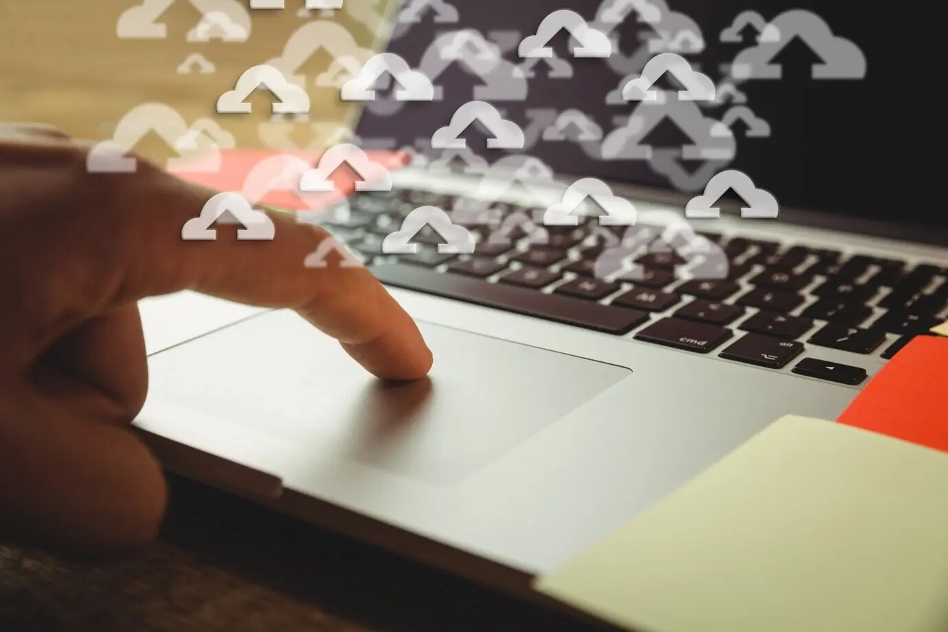 Крупный план ноутбука с иконками загрузки.