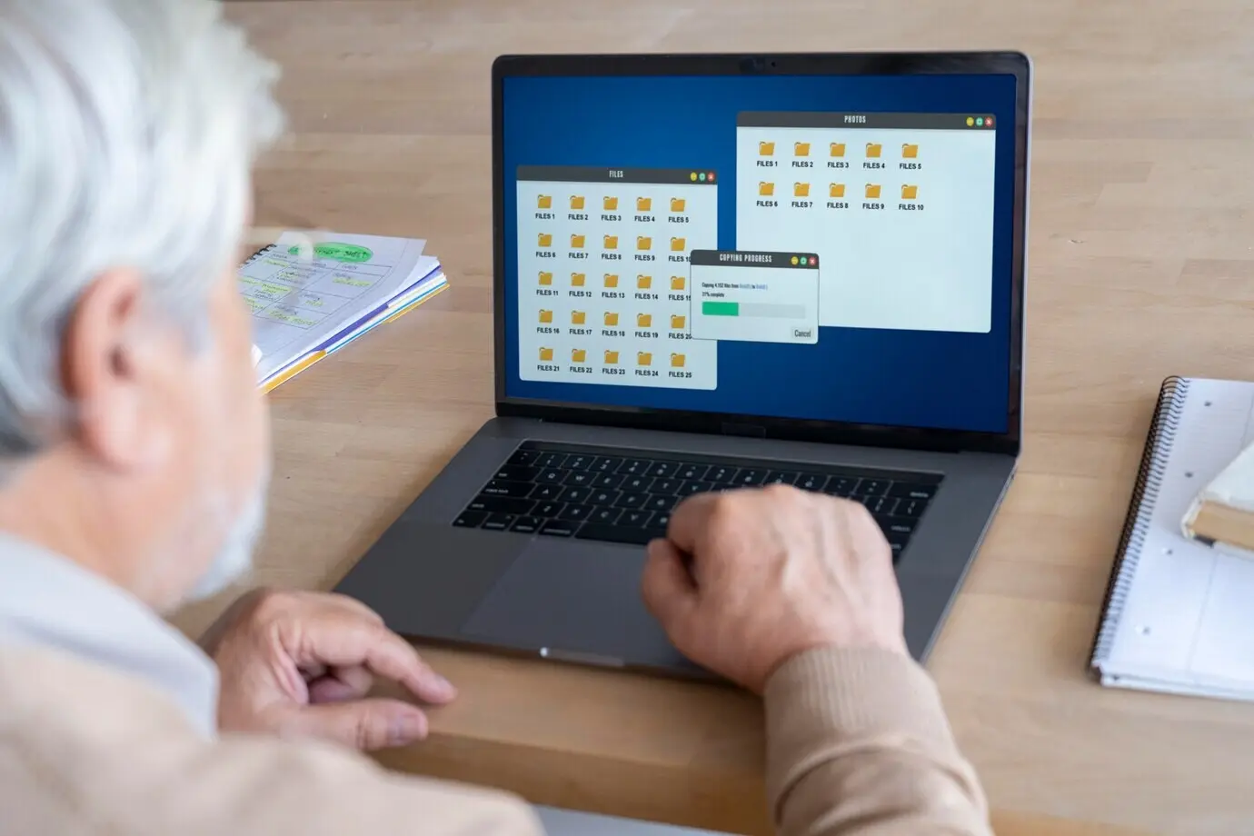 Крупный план пожилого человека в процессе обучения