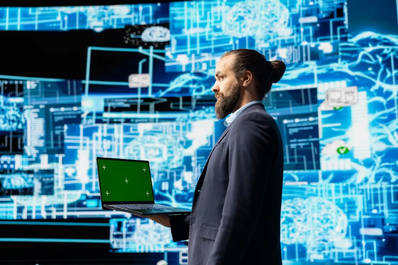 Бизнес-администратор использует демонстрационный экран рядом с системой ИИ на основе нейронной сети.